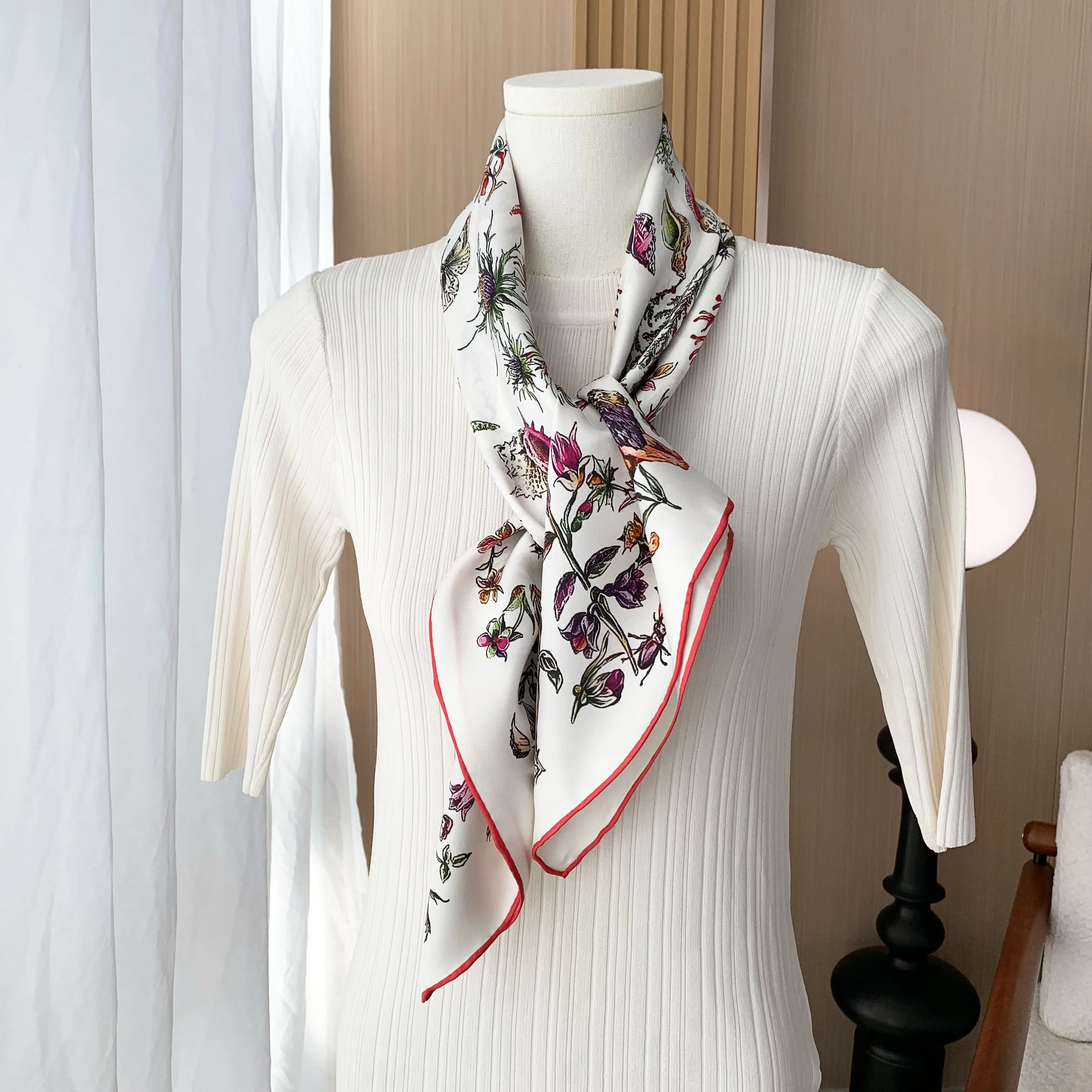 ผ้าพันคอไหมทวิลล์ 100% ลายดอกไม้หรูหราสำหรับผู้หญิง ผ้าคลุมศีรษะสำหรับตกแต่งที่ทันสมัยและใช้งานได้หลากหลาย ขอบม้วนด้วยมือ 90 ซม.