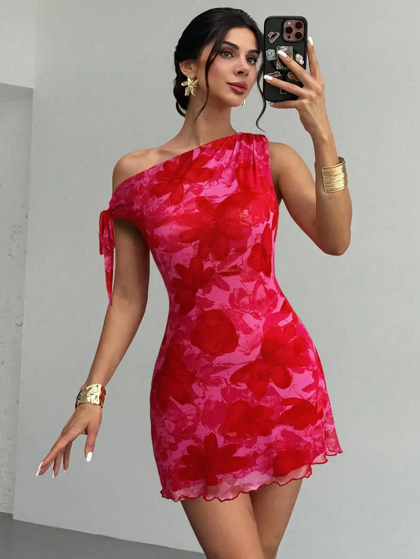 

Женское мини-платье с цветочным принтом и асимметричным вырезом на плече для летнего пляжного отдыха и вечеринок