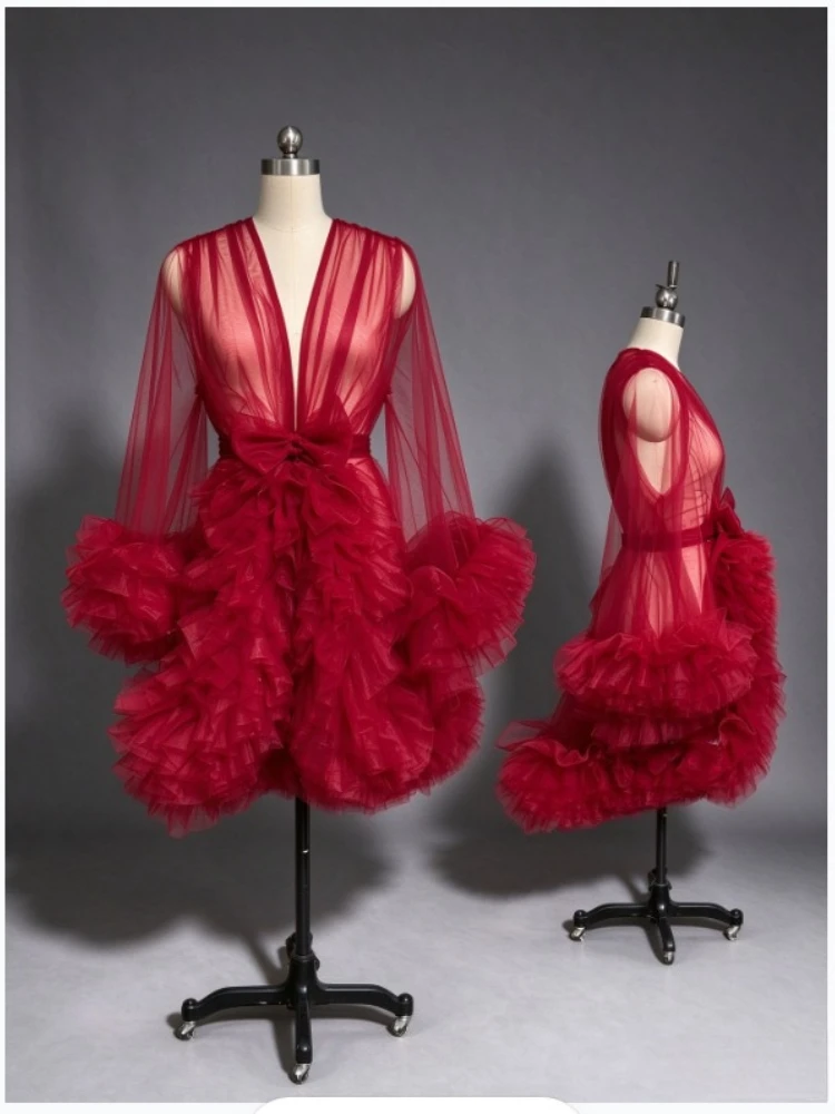 Vestido corto de fiesta de tul rojo y esponjoso, con escote en V pronunciado, mangas largas transparentes y lazo, ideal para sesiones de fotos y como vestido de noche para invitadas a bodas.
