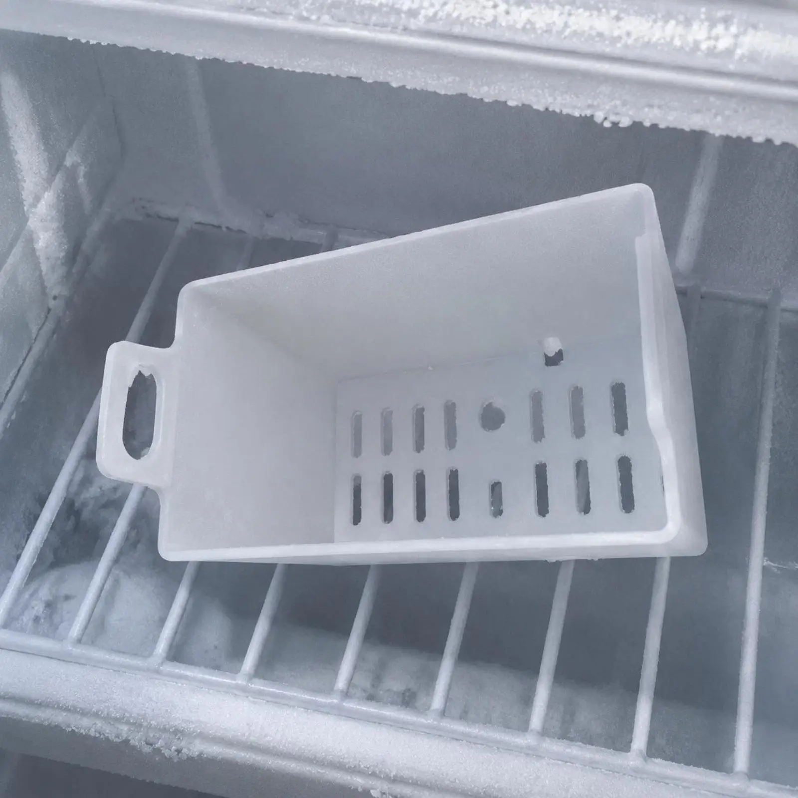 Ice Storage Container Ventilated Plastic Basket Tray for Built in Ice Trays Compatible with Refrigerator