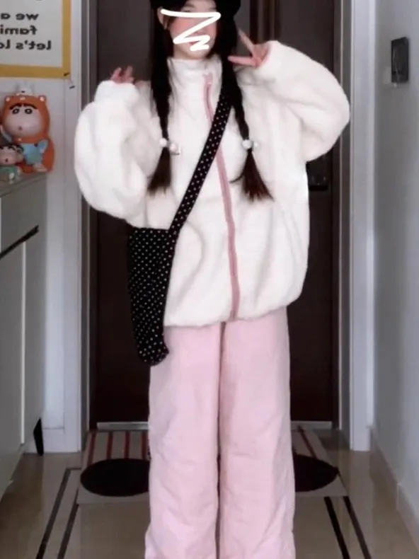 เสื้อผ้าผู้หญิงแฟชั่น 2025 รุ่นใหม่ ขายดี ผ้ากำมะหยี่เนื้อนุ่มสีขาว ดีไซน์สวยหรู ระดับไฮเอนด์ สวยมาก ใส่สบาย ทรงหลวม เหมาะสำหรับฤดูหนาว