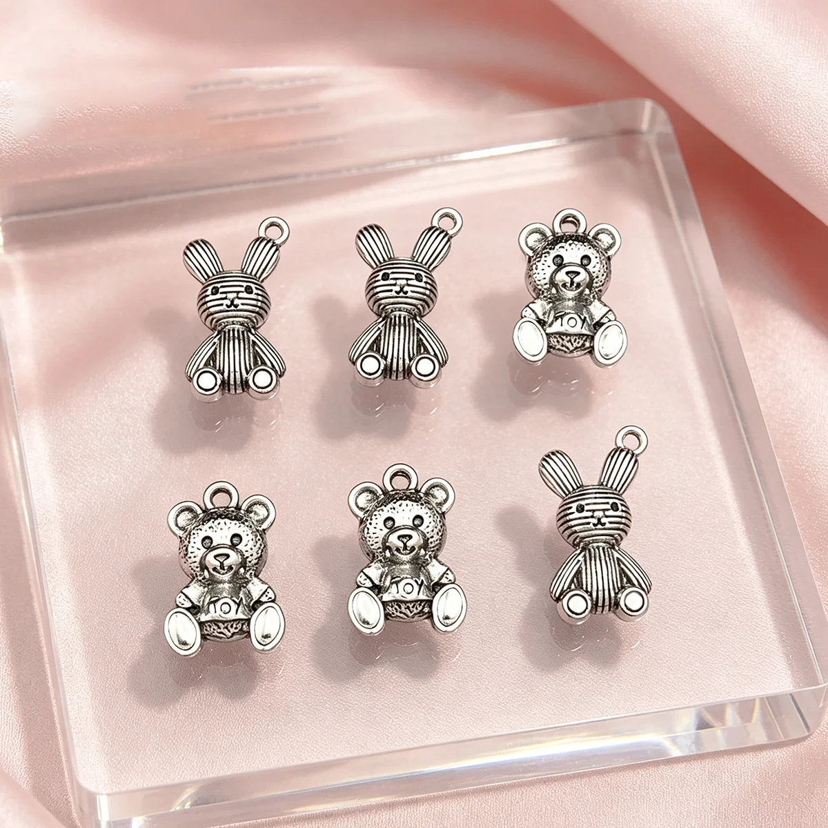 Juego de 6 piezas de accesorios hechos a mano, con conejos con rayas verticales y osos de juguete sentados, adecuados para pulseras, collares, pendientes y colgantes DIY, así como accesorios de decoración con cuentas hechos a mano.