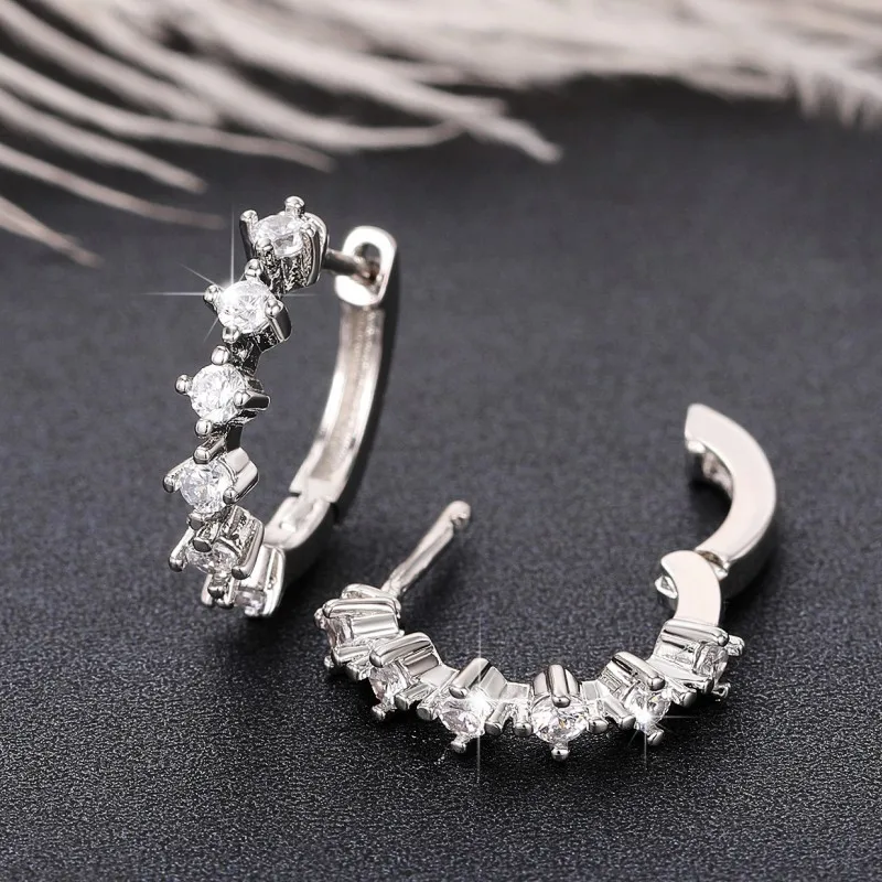 Huitan olśniewająca okrągła cyrkonia kolczyki małe kółka srebrna moda wszechstronna biżuteria do Piercing kolczyki uszu dla kobiet