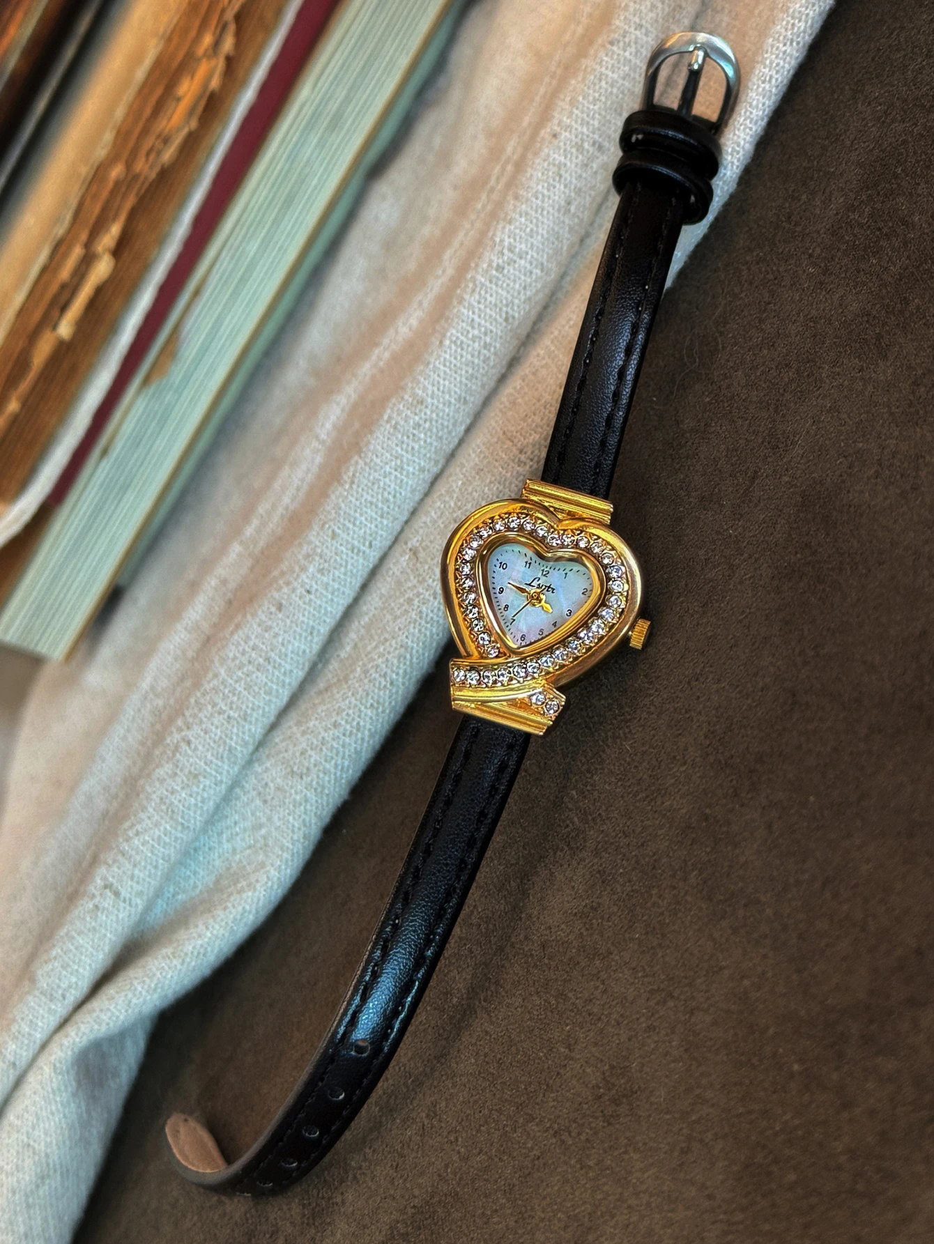 

1 новый элегантный и изысканный женский кварцевый час с черным кожаным ремешком и циферблатом в форме сердца, нишевые женские часы.