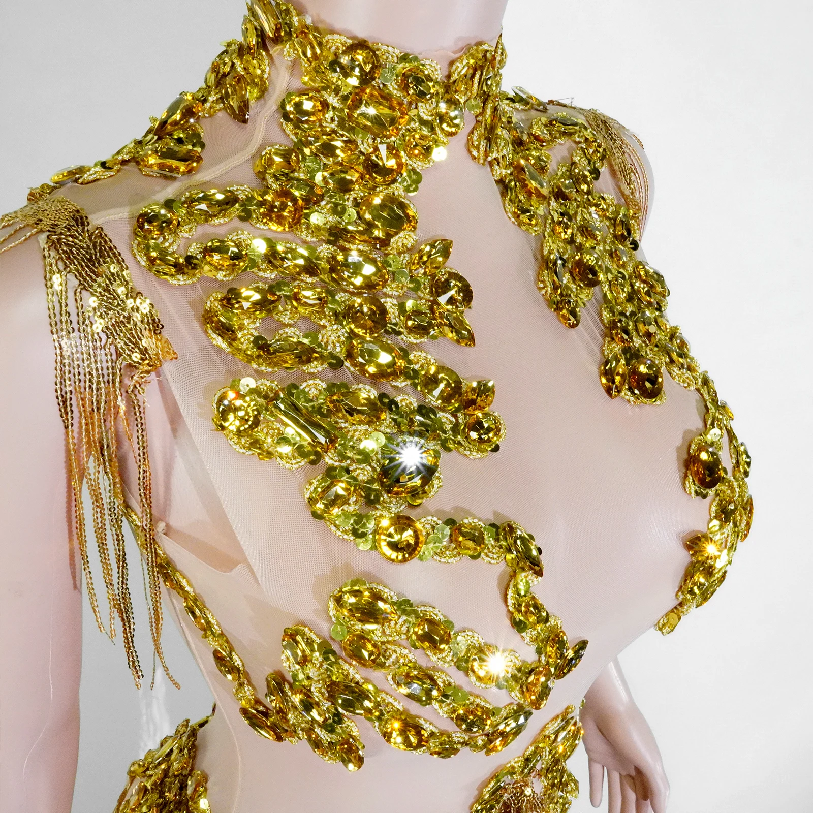 Funkelnder Body mit goldenen Strass-Pailletten und durchsichtigen Fransen, Showgirl-Party, Nachtclub, Tanz, Bühnenauftritt, Drag-Queen-Outfit