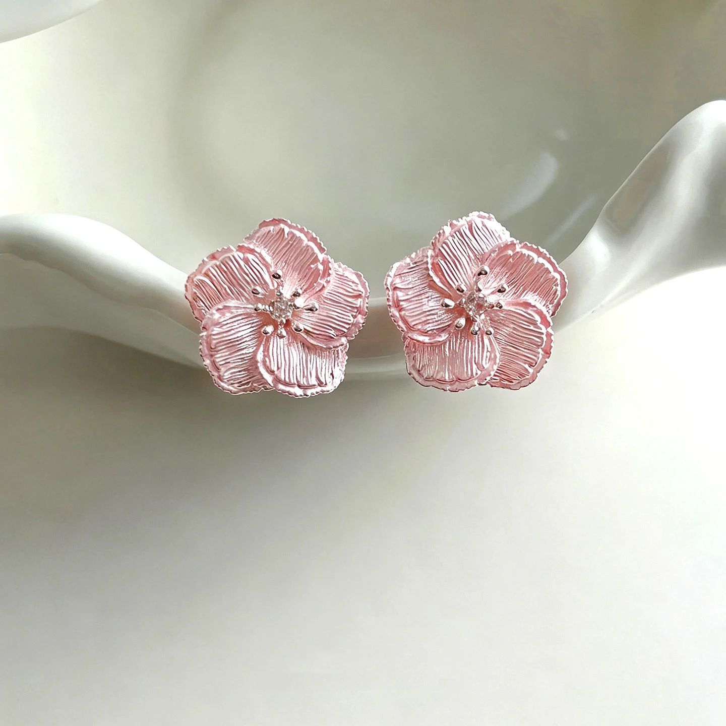 pendientes-de-diseno-Unico-raytimone-color-rosa-veraniego-con-flores-sencillas-para-un-publico-exclusivo-joyeria-de-moda