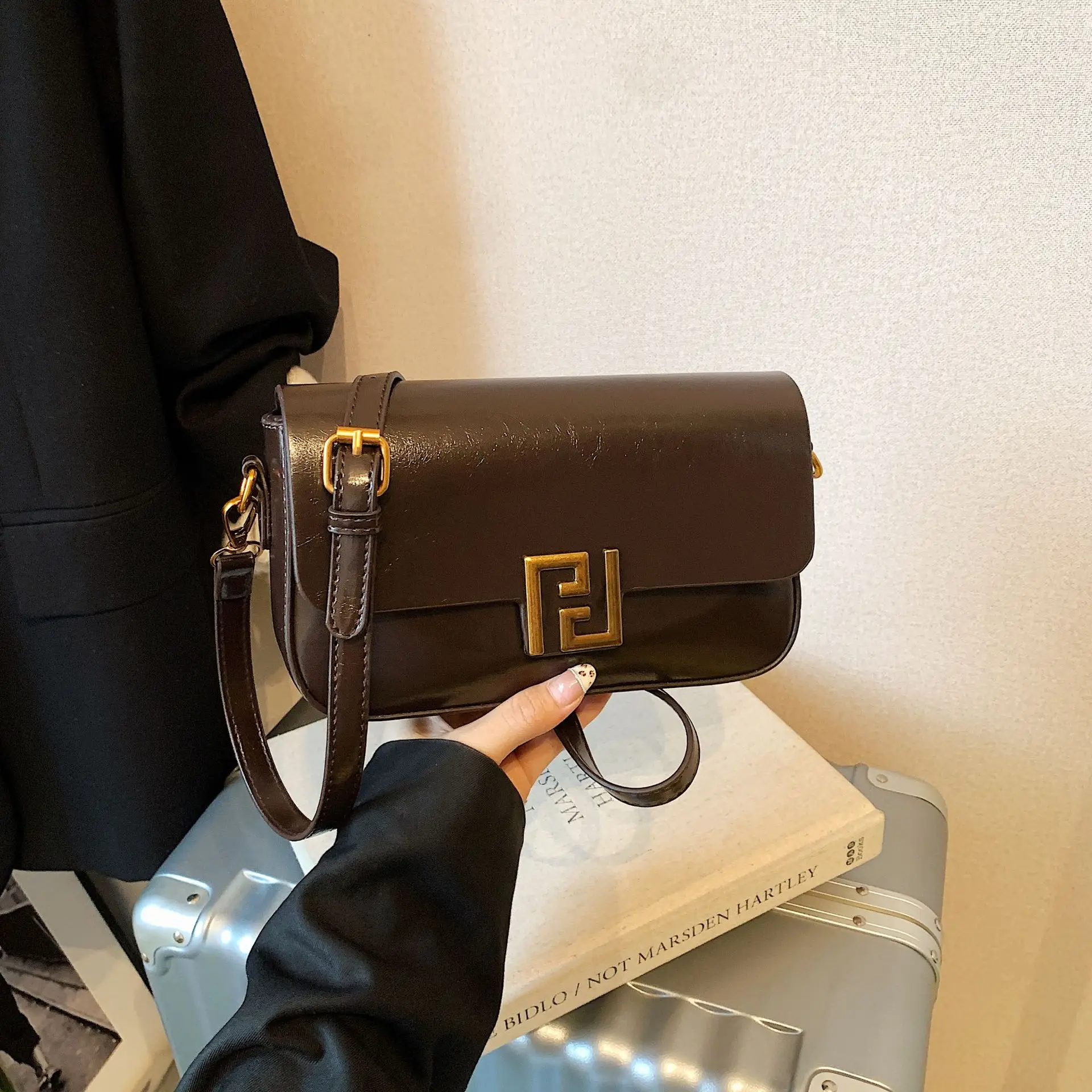 

Winter Popular Portable Small Square Bag New High-end Retro Bag Fashion Texture Versatile Commuter Shoulder Messenger Bag