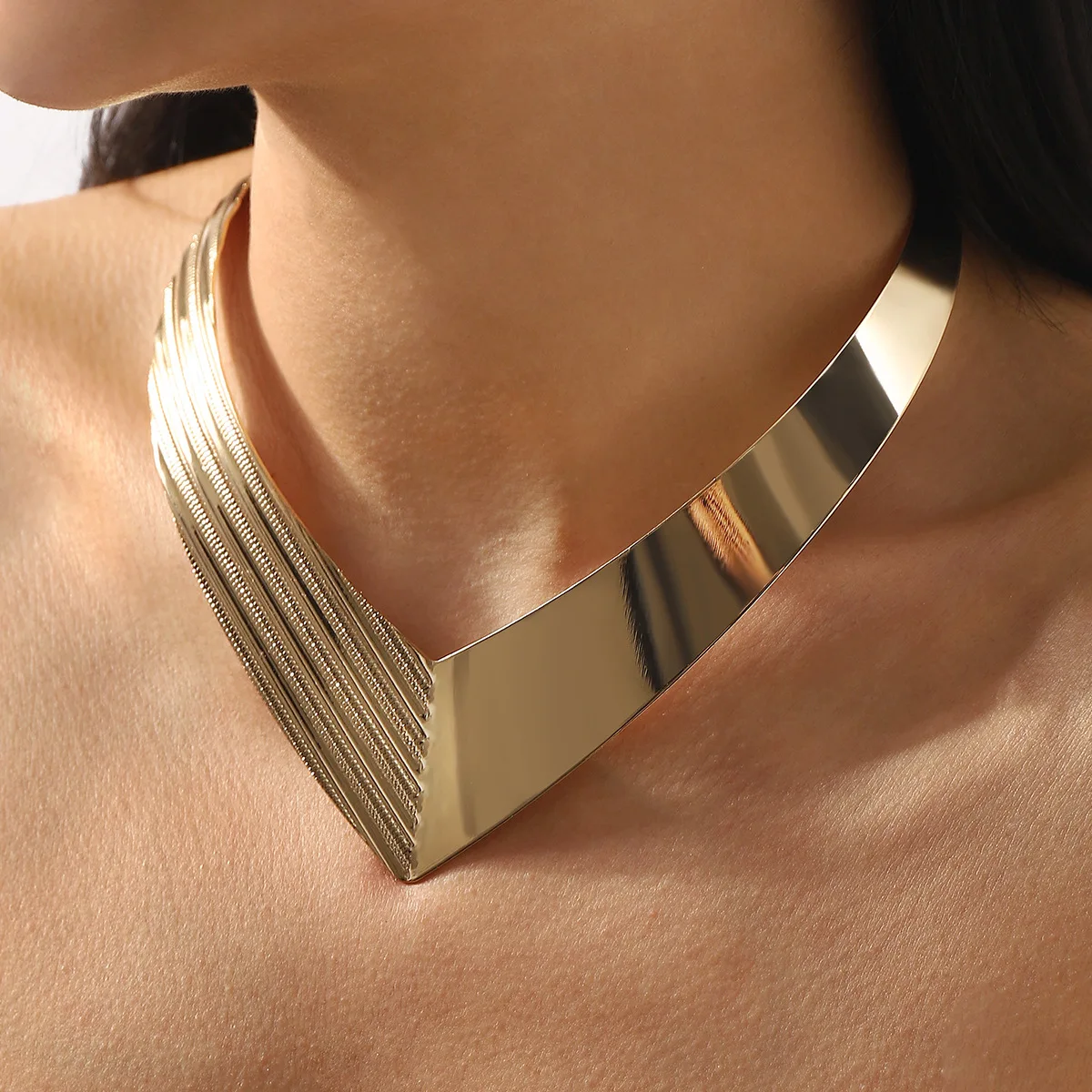 Trendy punk exaggerated geometric metal collar, fashionable glossy patterned texture design necklace