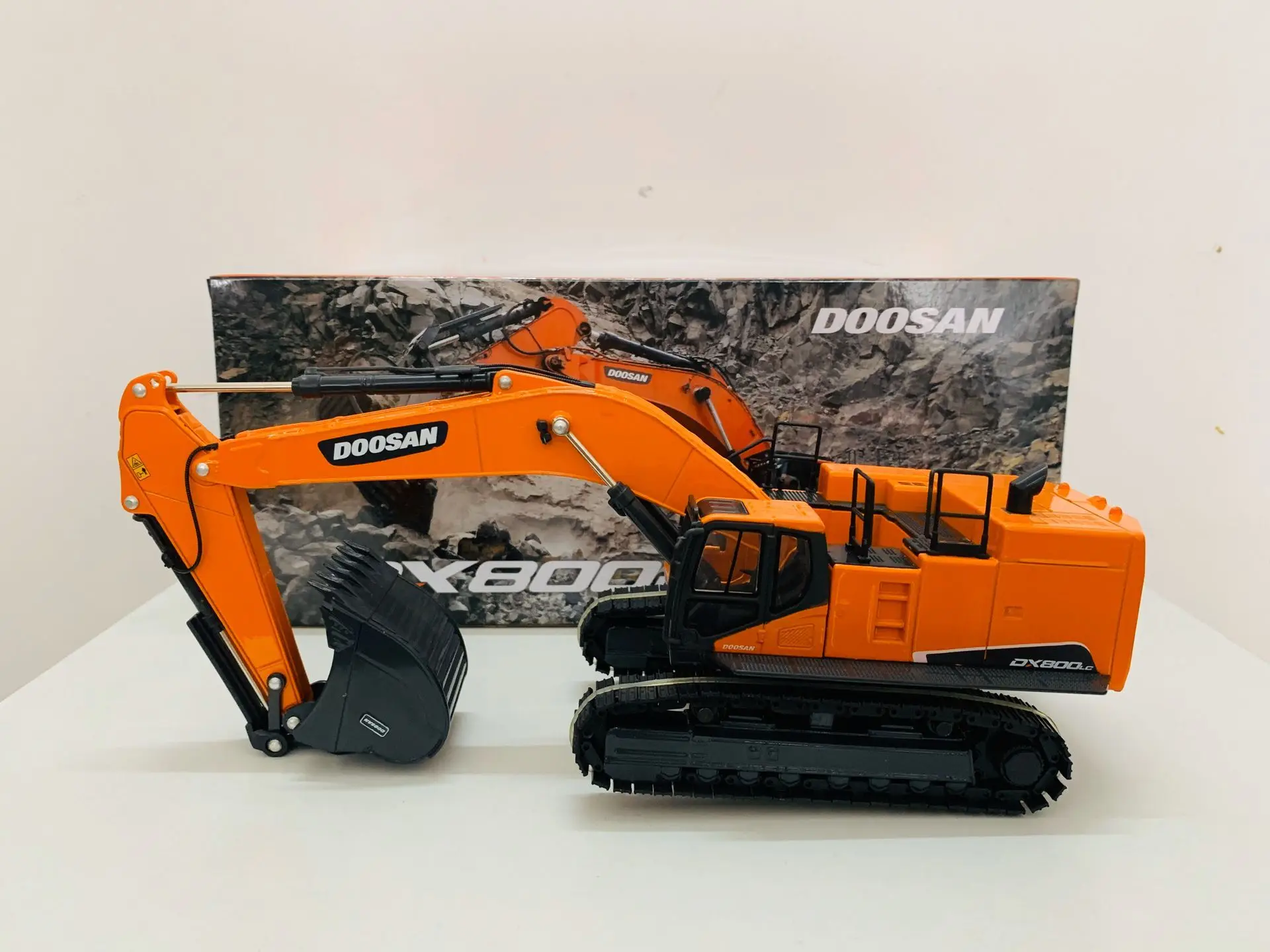 Doosan DX800LC-9 Crawler Excavator 1/50 Scale Die-Cast Metal Model New in Original Box