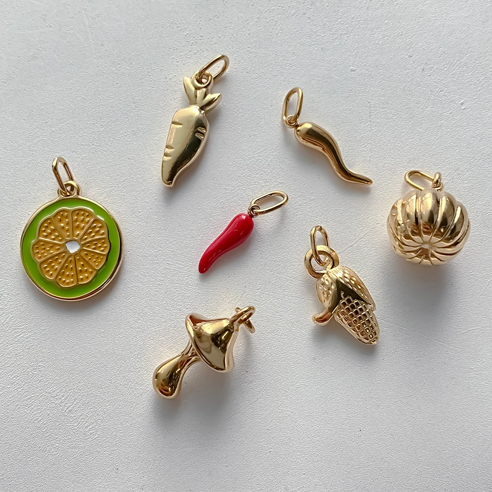 EMANCO Goldfarbene Edelstahl-Anhänger im natürlichen Stil mit Gemüse- und Fruchtmotiven wie Karotte, Chili, für DIY-Halsketten und Schmuckherstellung. – Detail 2