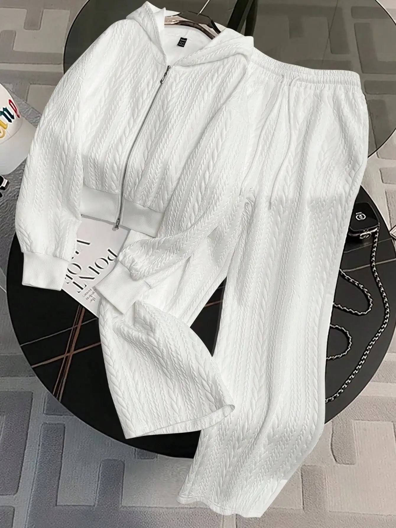 

Женский белый жаккардовый комплект из 2 предметов: свободная толстовка с капюшоном и брюки с высокой талией