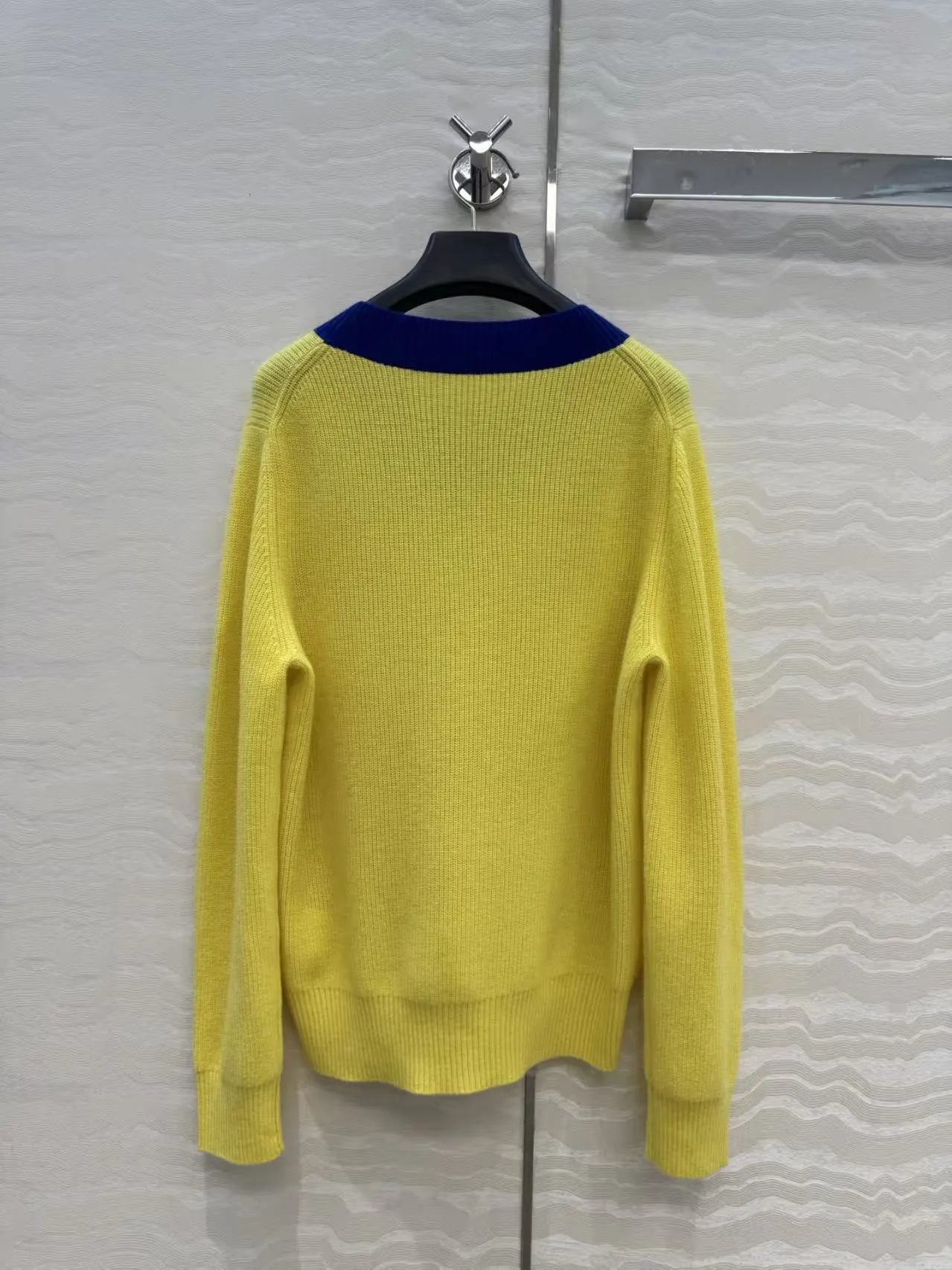 Autumn and winter new color blocked V-neck college style long sleeved cashmere sweater women's top base sweater