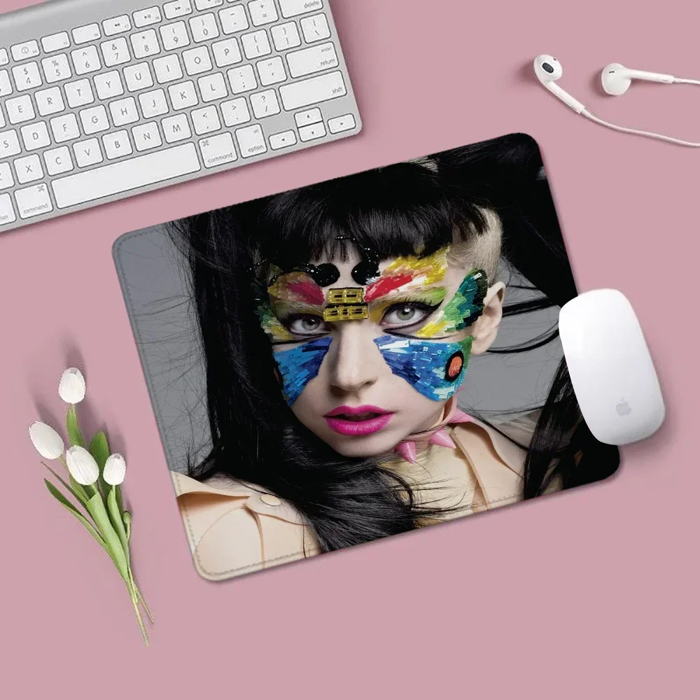 Lady Gaga Alas Mouse Komputer Alas Mouse Kecil Aksesori Gaming Karpet Kantor Aksesori Meja Lucu Alas Kantor Gamer Anime