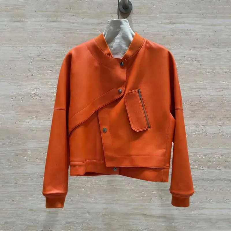 Jaqueta Bomber Feminina Laranja de Couro Genuíno com Design de Botões Assimétricos, Casaco Curto de Pele de Cordeiro Real com Bolso com Zíper, Estilo Streetwear