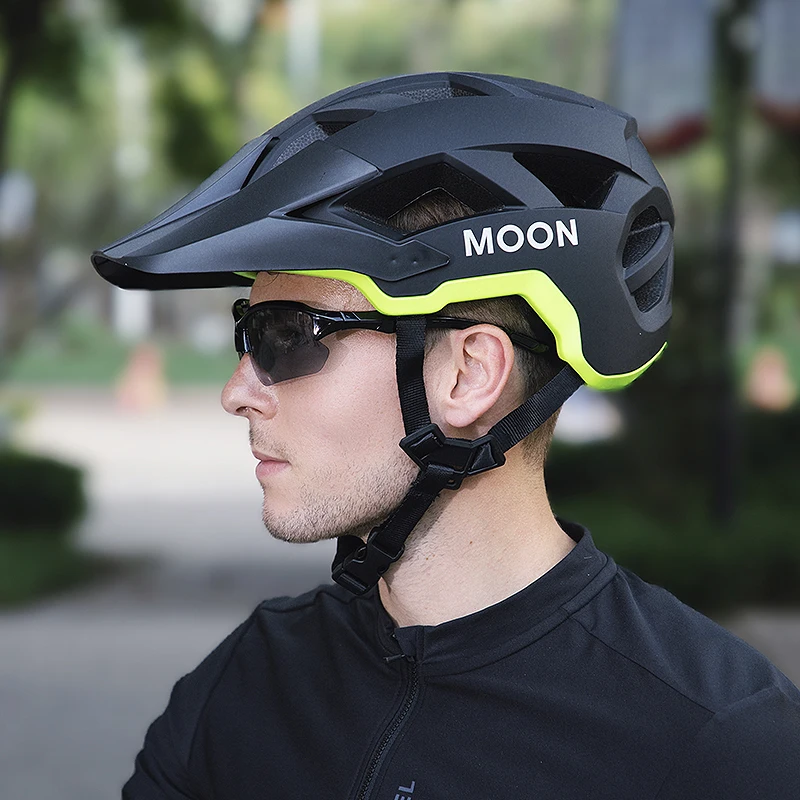 

Велосипедный шлем двойного назначения Urban & MTB — быстросъемная пряжка, расширенный солнцезащитный козырек для комфорта на весь день