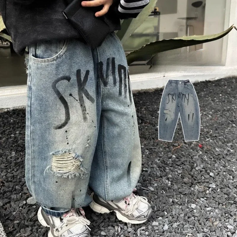 Nuovo 2025 Ragazzi Moda Lettera Graffiti Jeans Pantaloni lunghi Bambino Classico Strappato Pantaloni in denim larghi Bambini Primavera Autunno Abbigliamento