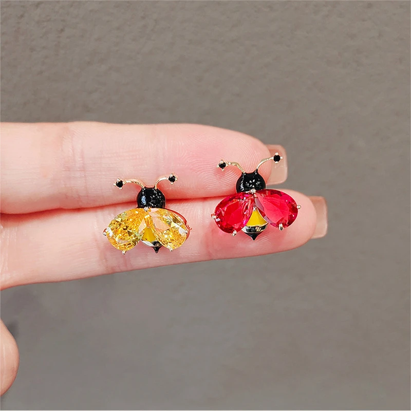 Fashion Cute Little Bee Brooches Pin For Women Clothing Coat Lapel Pins Elegant Crystal Insect Jewelry Luxury Jewelry Gifts