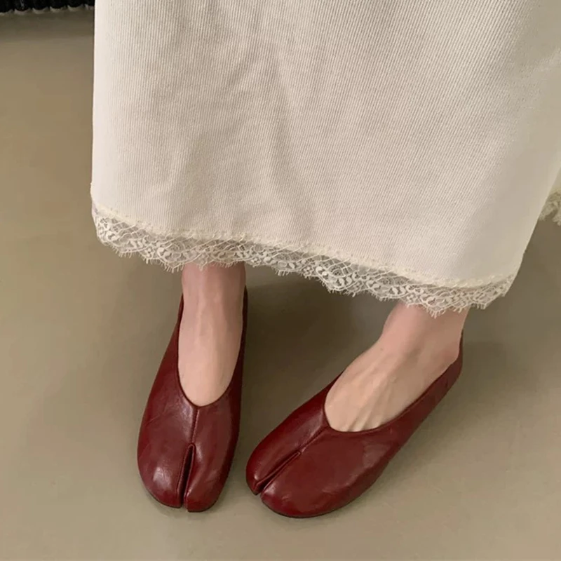 SUOJIALUN Autumn New Women Flat Shoes Fashion Split Toe Slip On Loafer Shoes Ladies Casual Outdoor Dress Low Heel Single Shoes