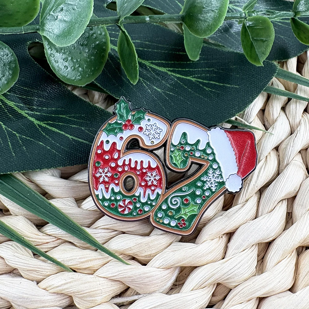 Lustige Six Seven 67 Emaille-Pin Weihnachts-Lebkuchen-Brosche Brainrot-Humor-Abzeichen Gen Alpha Slang Schmuck Geschenk für Teenager Fa – Detail 1