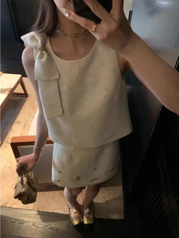 التخسيس الأسود بلا أكمام مجموعة صغيرة المرأة جميلة أنيقة هيبورن نمط الربيع الصيف قطعتين دعوى النمط الفرنسي زهرة الترتر