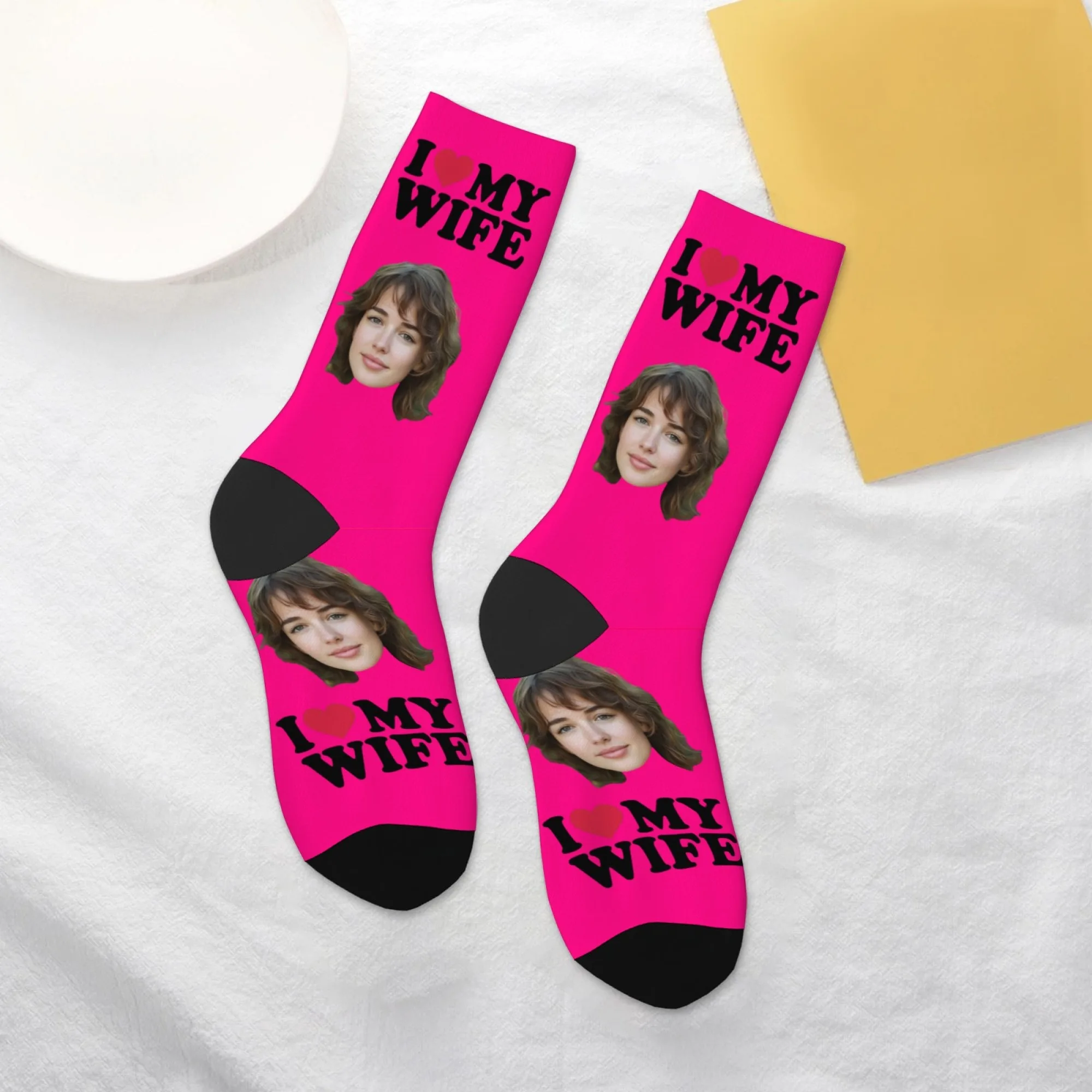 男性用カスタムフェイスソックス 愛の記念日「I Love MY WIFE」ダークピンクデザイン 恋人カップルのお祝いやギフトに最適