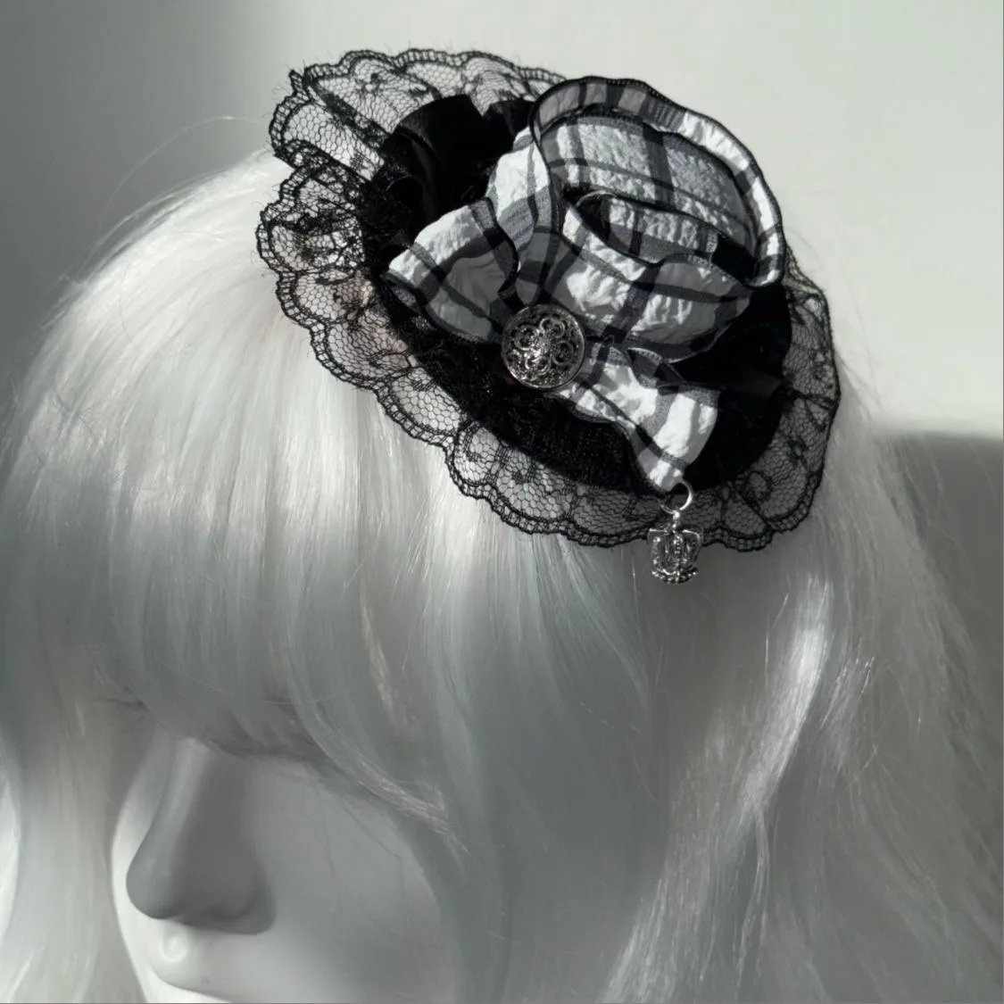 

Заколки для волос с черной лентой и бантом, решетчатая маленькая шляпа с заколками для девочек, кружевная повязка на голову в стиле Лолиты с рюшами, милый головной убор для косплея аниме-горничной