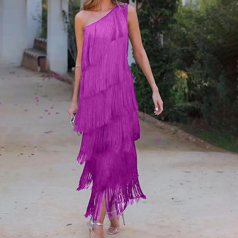 Robe de cintura alta dirigido na moda para mulheres com decote diagonal sedutor e camadas em cascata de borlas