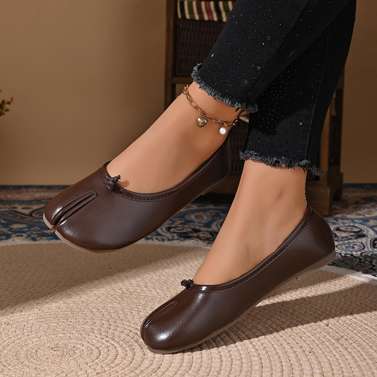 Modische PU-Leder Tabi-Schuhe für Damen, handgefertigte Damen-Flats, hochwertige Schuhe, luxuriöses Design, Split-Toe-Mules, Größe 35-42 – Detail 10