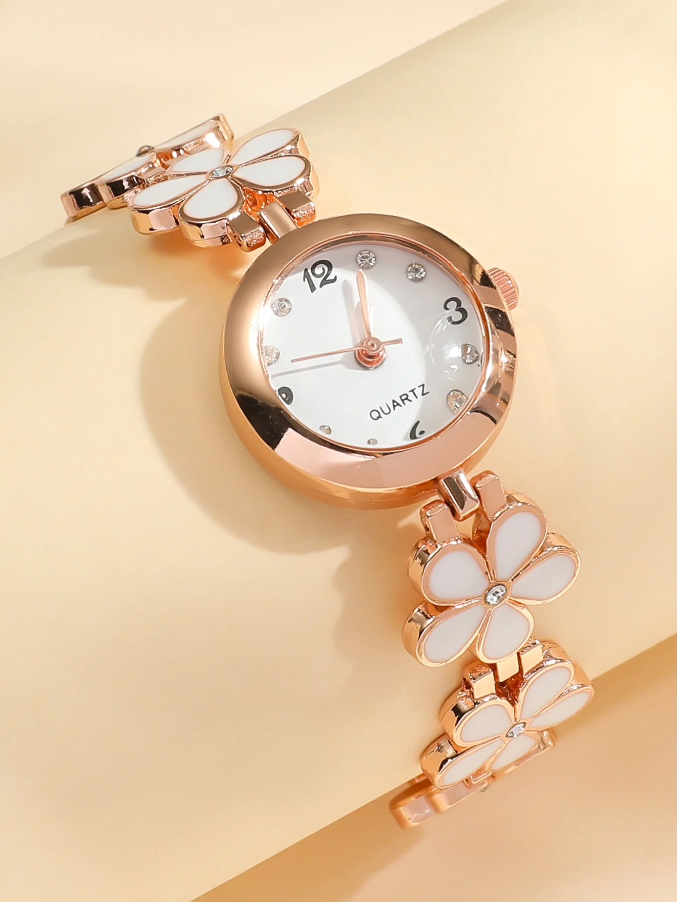 A Classic Fashion Four-leaf Clover Quartz Watch With Diamond Bracelet For Women. For Daily Life