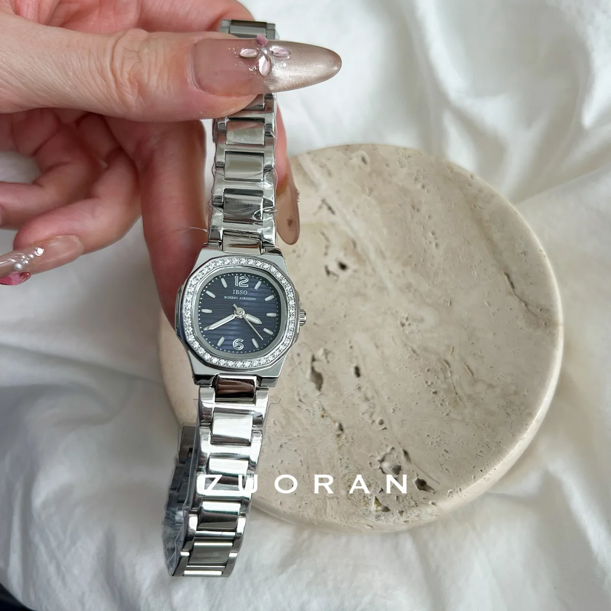 Un orologio da donna elegante e sofisticato con quadrante in argento e blu scuro, perfetto per orologi da polso e accessori da donna eleganti