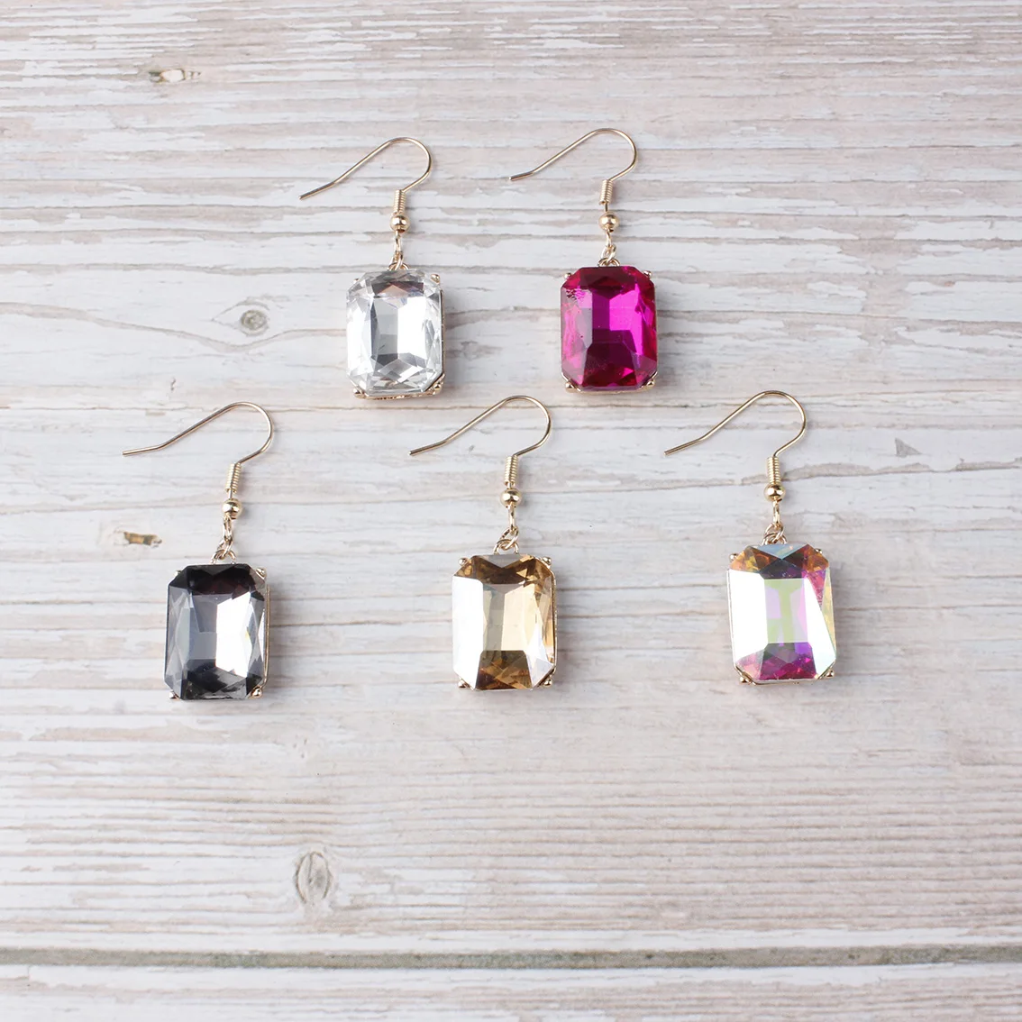 Женские серьги-подвески с квадратными камнями