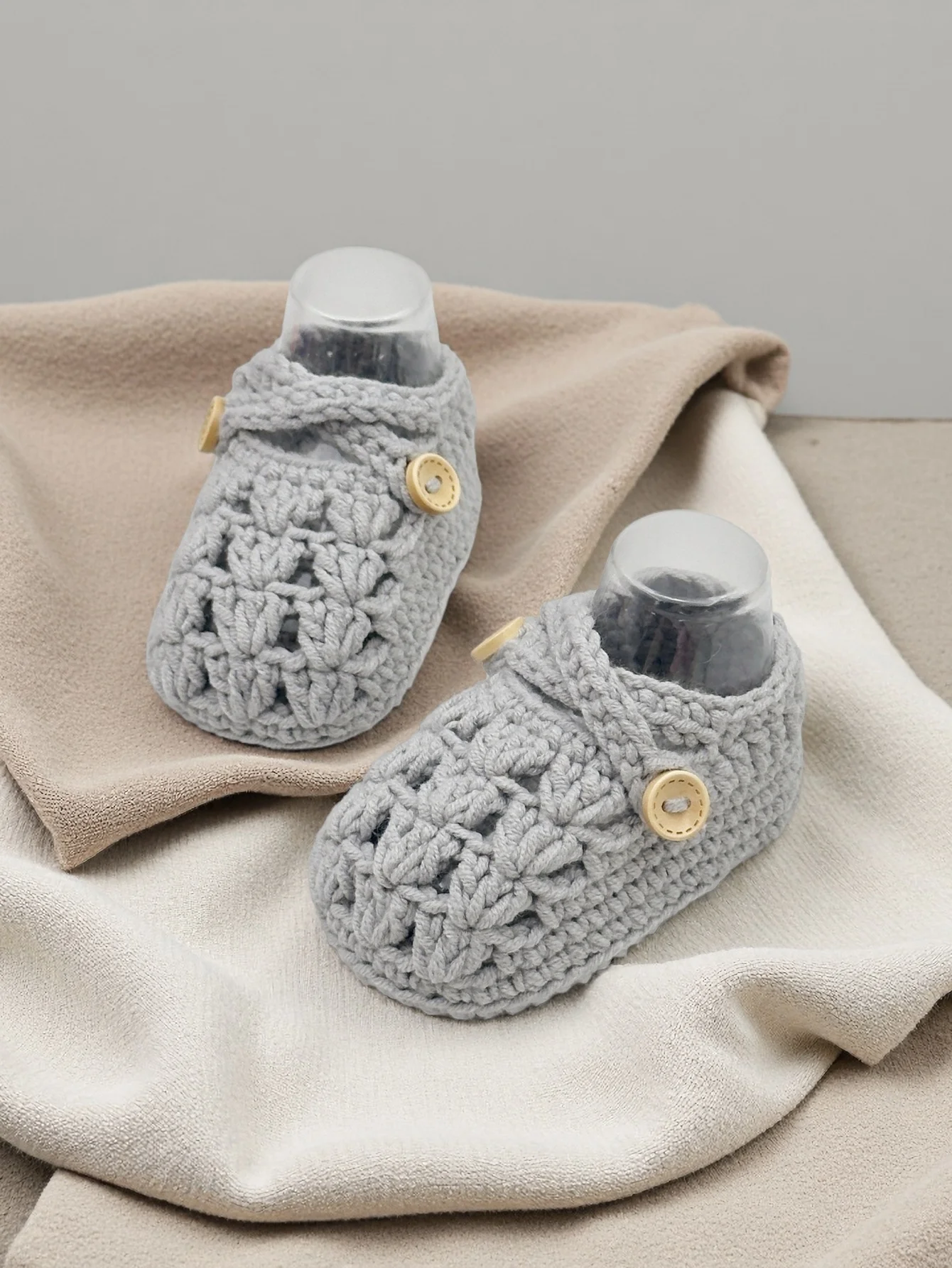 

1 пара серых вязаных крючком детских пинетков ручной работы с пуговицами, мягкая вязаная детская обувь, 0–12 месяцев