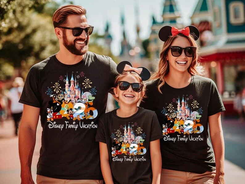 Conjunto de pijama infantil con estampado de Disney para viajes familiares, camiseta estampada de algodón puro de manga corta para toda la familia, 2026