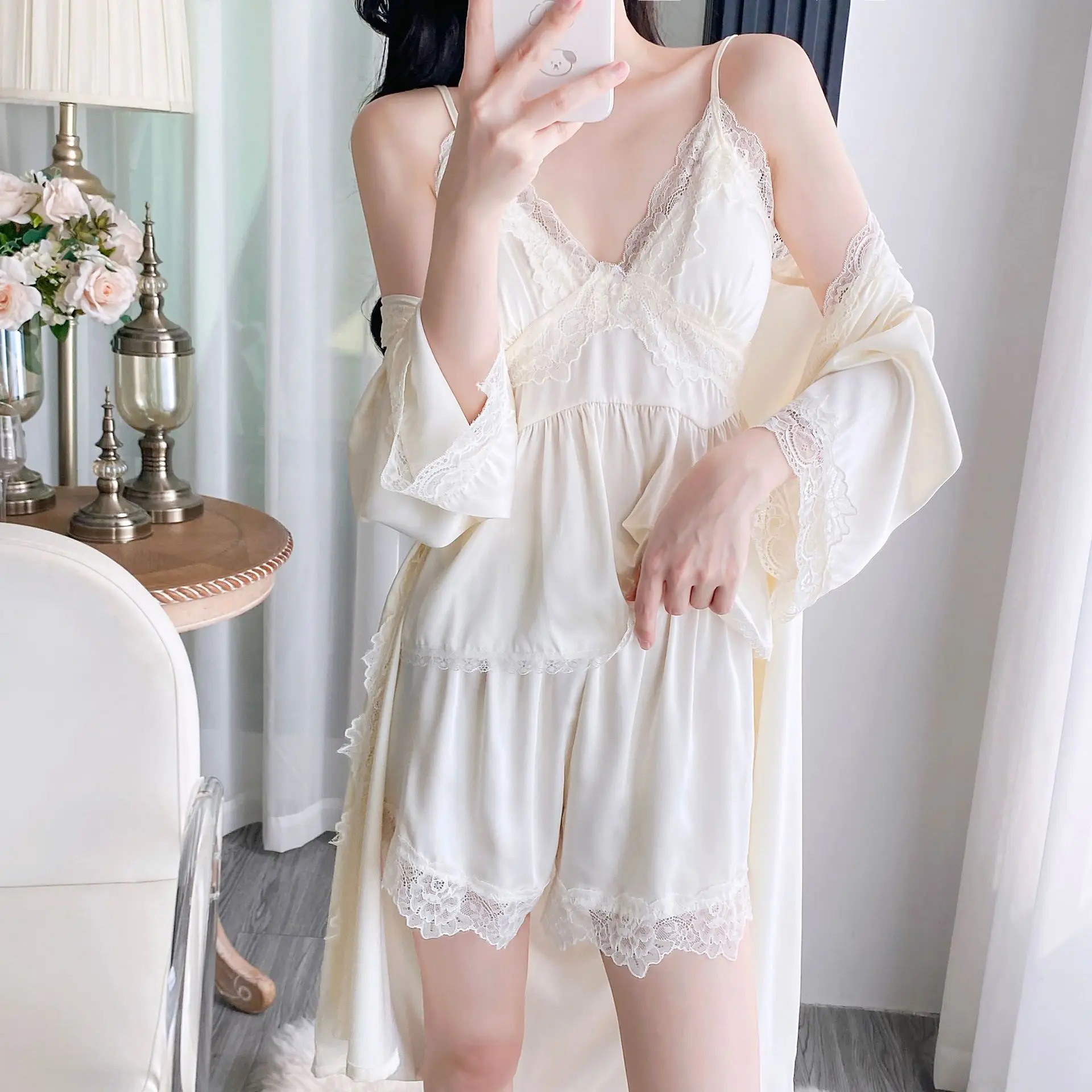 

Сексуальный комплект пижамы из 3 предметов: кружевной халат, шорты на бретельках и пижамные шорты. Весенне-летний женский комплект для сна и отдыха из свободного атласа.