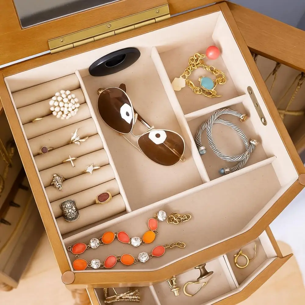 خزانة مجوهرات ذات قفل روماني من Hives and Honey - منظم 8 أدراج مع مرآة وخطافات قلادة جانبية ولفائف حلقية ومضادة للتشويه