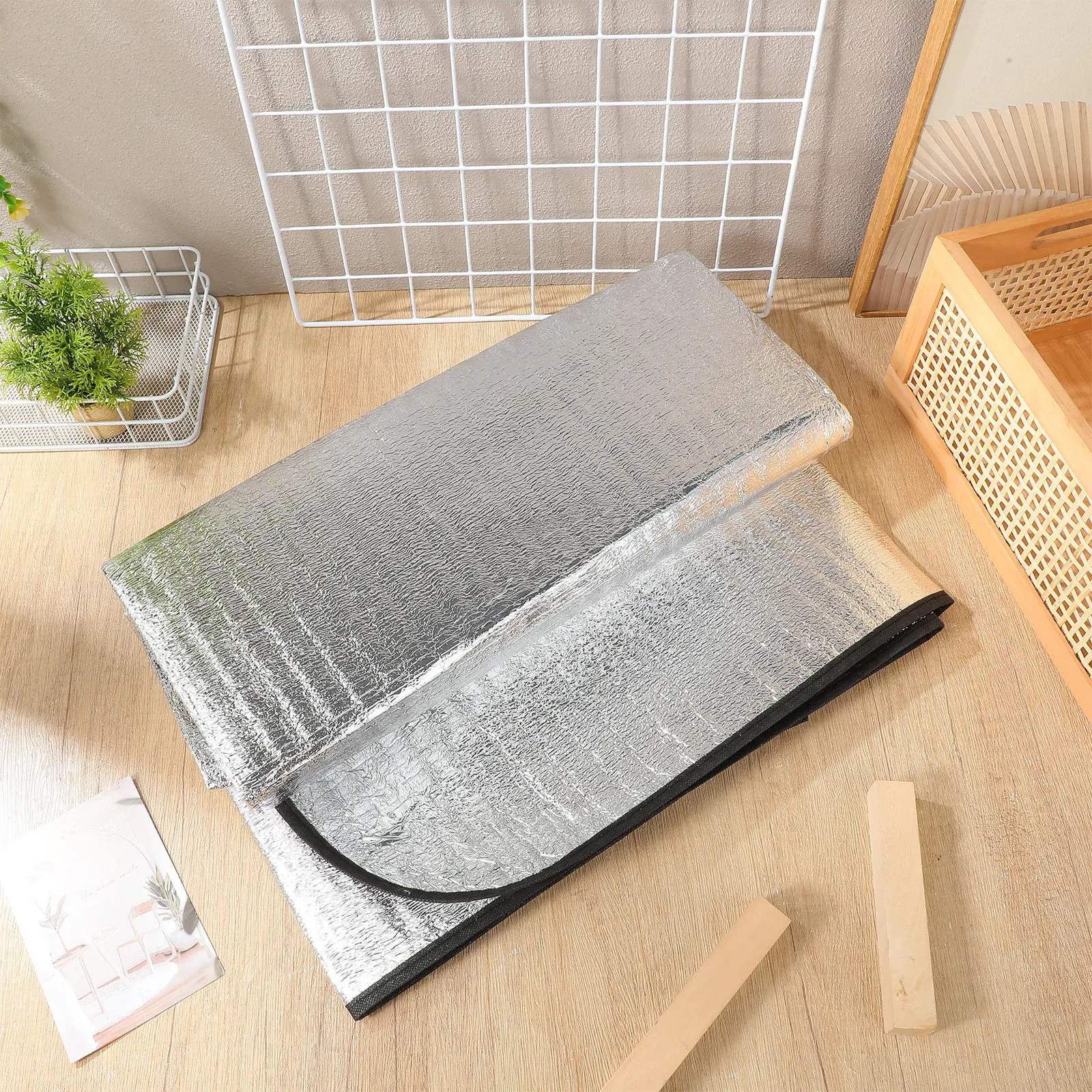Heavy-Duty Moistureproof Picnic Blanket Aluminum Foil Backing Outdoor Camping Mat 200x120cm Easy-Carry Foldable for Picnics