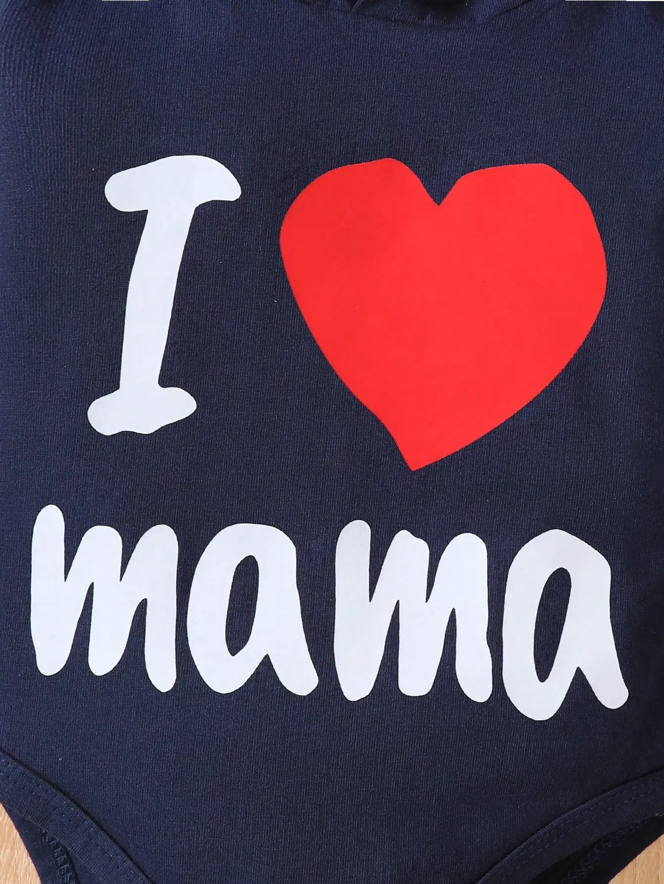 Frühlings- und Herbst-Outfit mit Kapuze für Zwillinge, marineblauer Langarm-Strampler mit Aufdruck „I Love Mama/Papa“ in Kombination mit passender Jogginghose in der gleichen Farbe, schlichtes Herz- und Buchstabenmuster, geeignet für Neugeborenen-Fotoshootings, Tagesausflüge, süßes zweiteiliges Baby-Set. – Detail 4