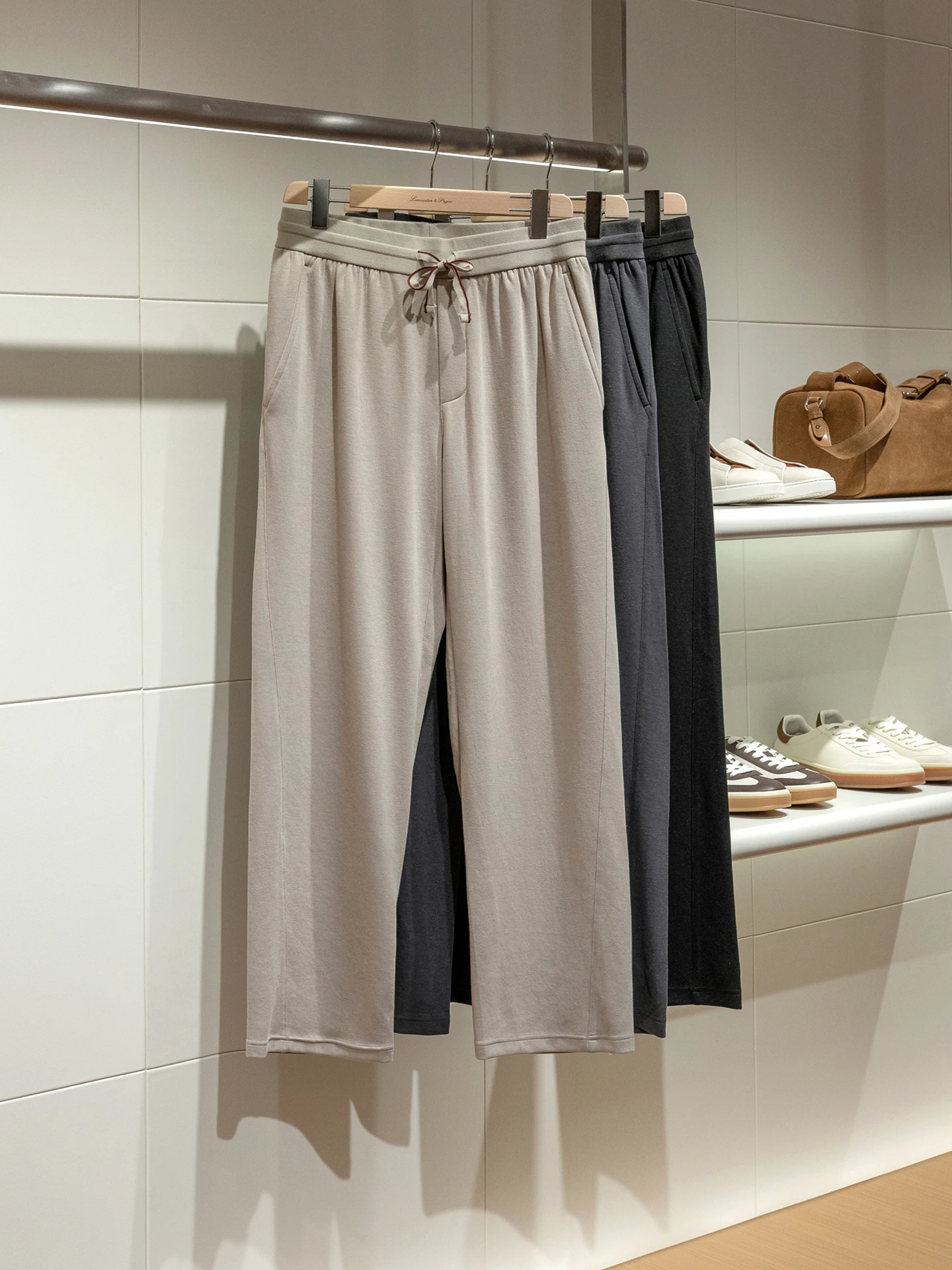 

Мужские повседневные брюки свободного прямого кроя: комфортные, дышащие, из драпирующейся ткани (конопля, лиоцелл Lenzing, полиэстер, нейлон) с эластичной стрейч-тканью