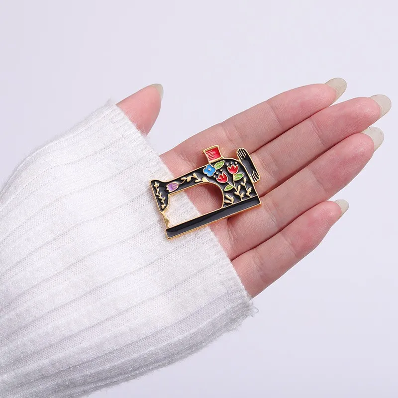 Creative retro sewing machine Enamel Pins Cartoon Creative Metal Badge Fashion Accessories  Brooch Backpack Badge Jewelry Gifts