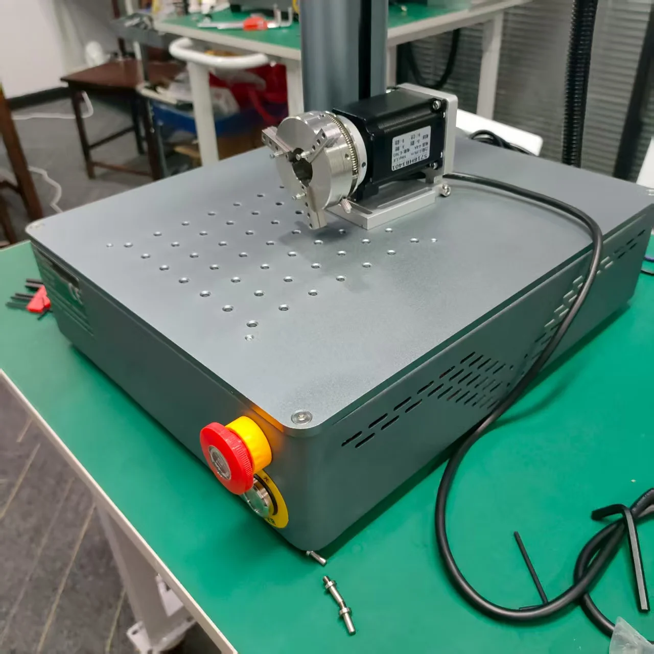 

. Сертифицированный CE волоконный лазерный гравер с защитным корпусом, защитными очками и ключевым переключателем означает международная безопасность