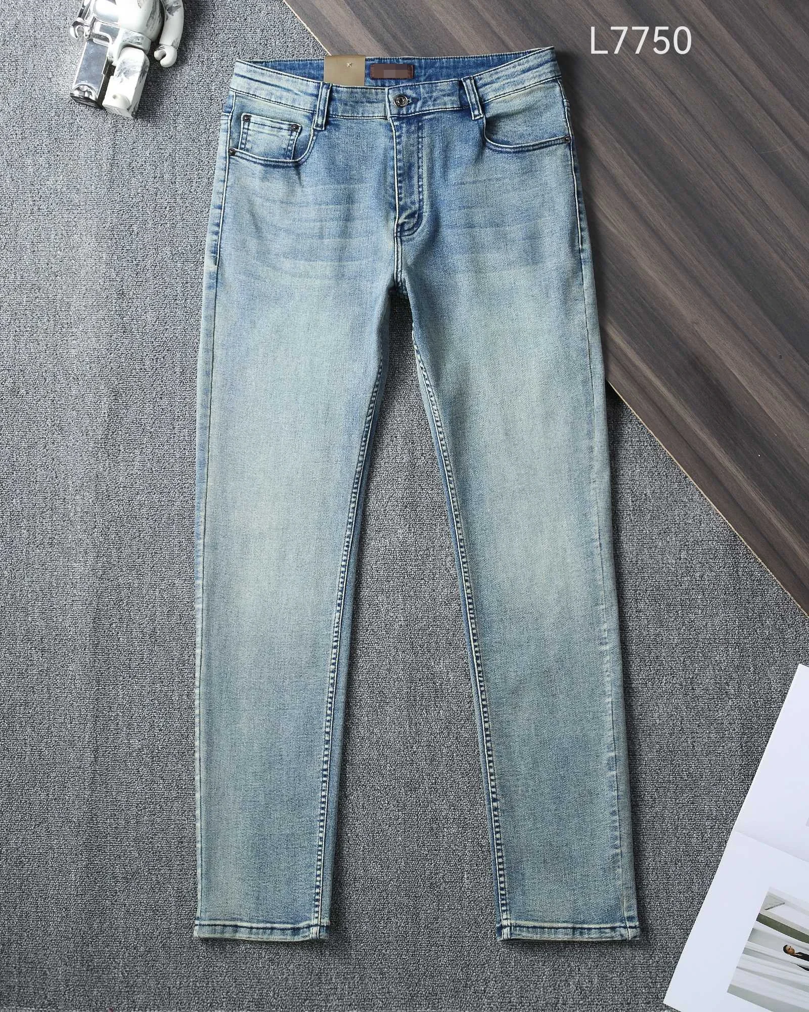 2025 DIKU JING New Autumn And Winter Denim Light Blue Nano Color Size: 29-42 Cotton Elastic Material Back Pocket Embroidery