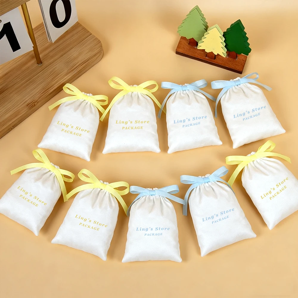 

50/100 шт., белая фланелевая сумка с логотипом для ювелирных изделий, замшевая бархатная подарочная упаковка, сумка на шнурке, косметическое кольцо, карман, свадебные сувениры
