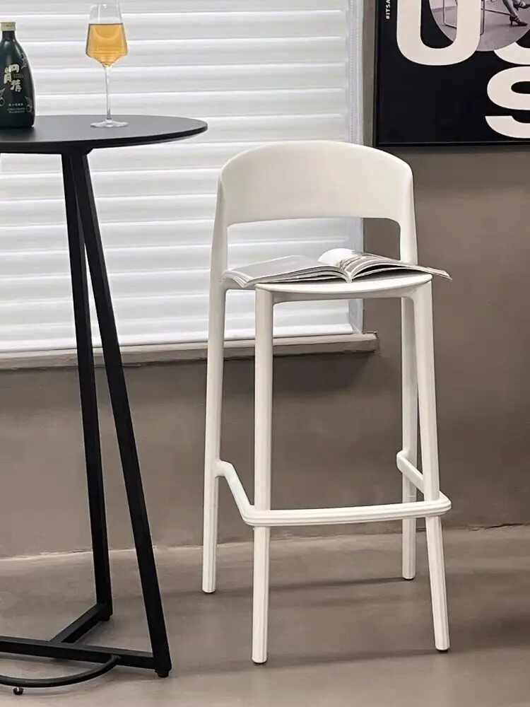 İskandinav Tarzı Kalınlaştırılmış Plastik Yüksek Tabure, Dış Mekan İstiflenebilir Yüksek Tabure, Küçük Daireler için Tasarımcı Minimalist Bar Taburesi