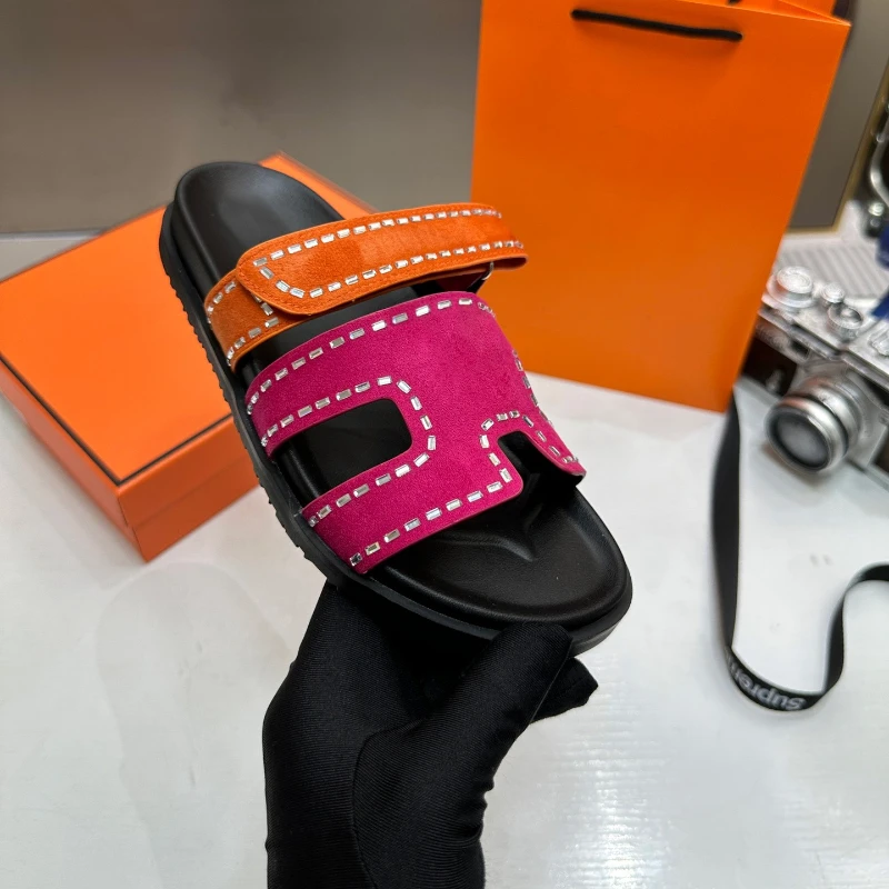 

French Luxurious Rhinestone Women's Shoes, Women's Fashion Slippers, 2026 New Summer Products, H-design Men's Flat Sandals, Beach Casual and Fashionable Men's Sandals, Anti-slip Women's Sandals, Fashionable Teenage Nude-bottom Shoes.