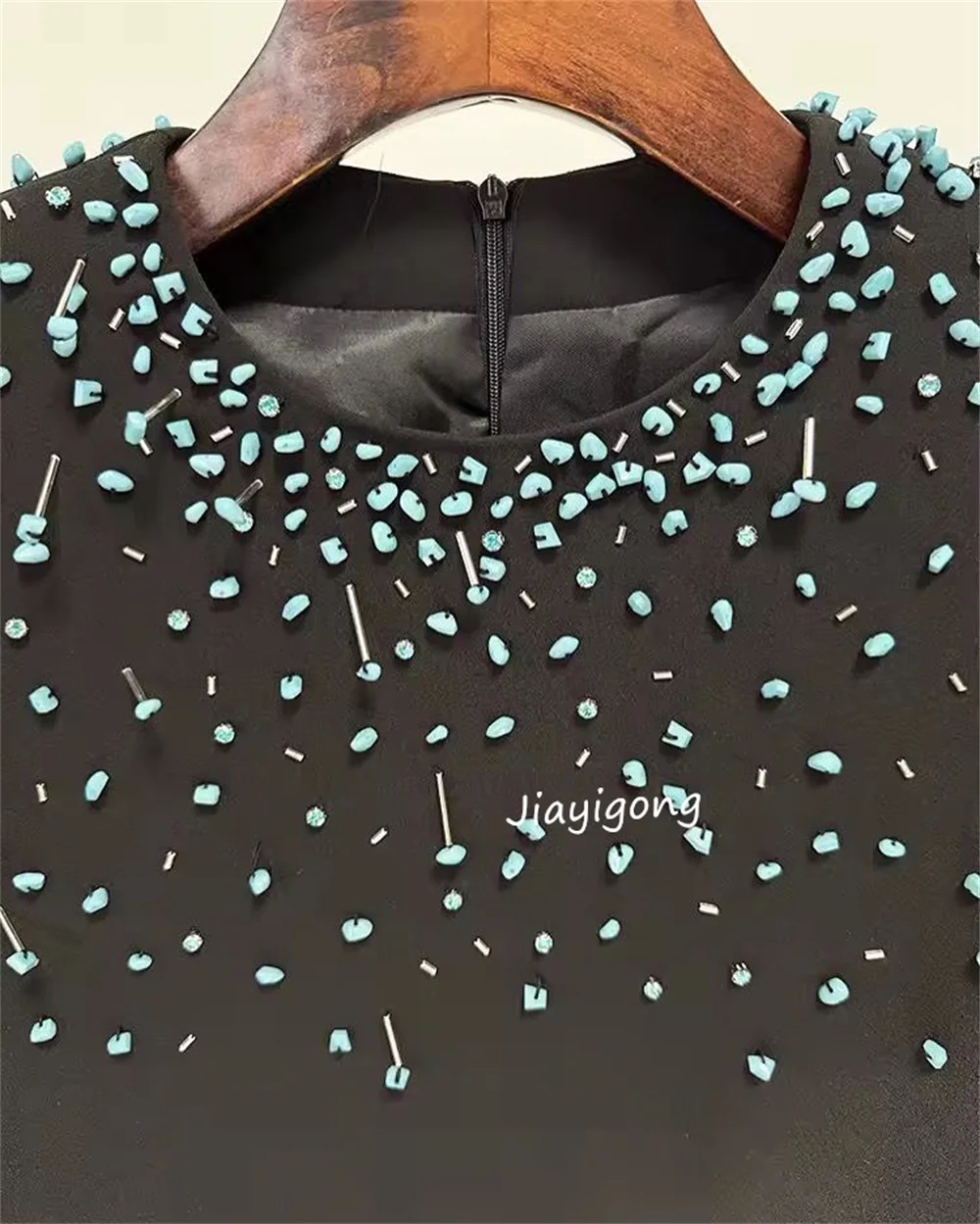 تخصيص بسيط جيرسي مطرزة ألف خط مغرفة الرقبة فساتين طويلة مناسبة مخصصة أزياء النمط الصيني