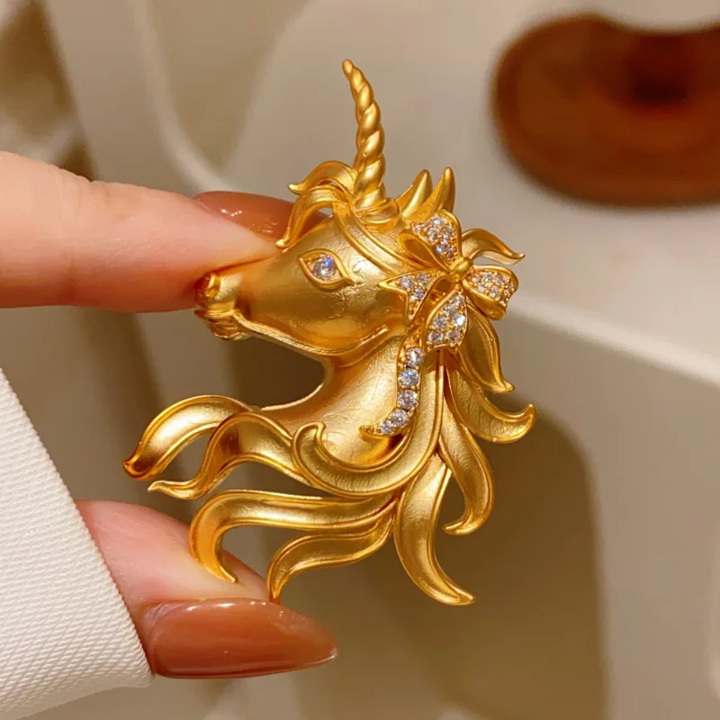 Vintage-style retro gold-plated diamond-encrusted unicorn brooch, elegant and sophisticated gold suit jacket pin