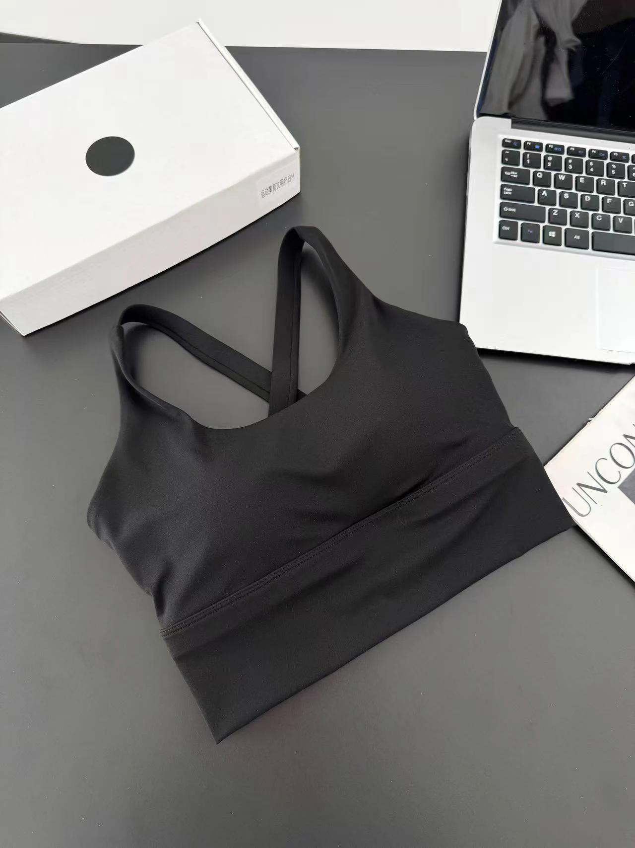 Damen-Sport-BH mit integrierten festen Cups, schöner Rücken-Workout-Tanktop für Laufen, Fitness, Yoga & Seilspringen – Detail 11