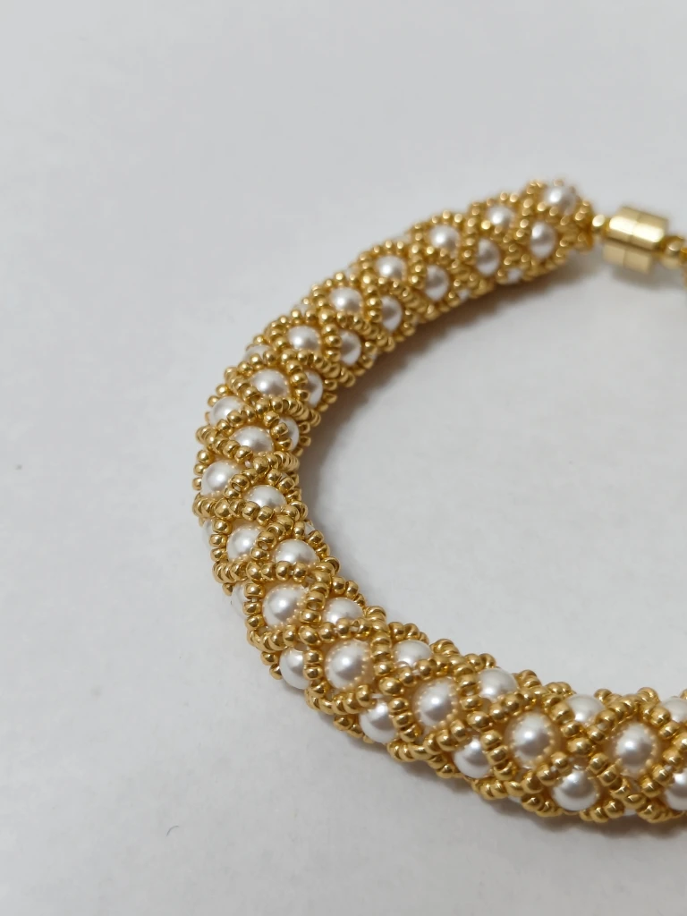 مجموعة أدوات يدوية من خرز الأرز الفاخر وسوار اللؤلؤ الكريستالي مكونة من 4 ألوان - مجموعة حرفية مجوهرات غير نهائية مع حقيبة تخزين لهدايا الفتيات