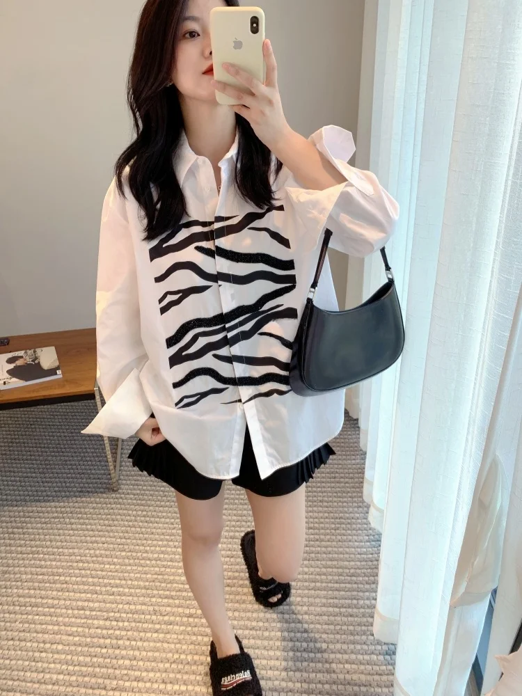 

Белая женская рубашка с длинным рукавом и принтом, свободного кроя, для повседневной носки, модный дизайн, хлопковый материал, застежка на пуговицах, классический воротник