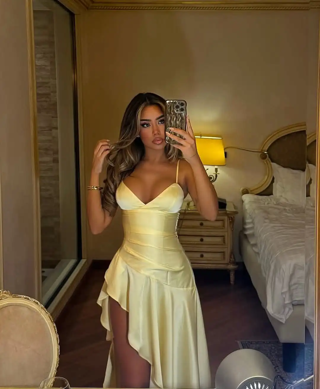 Meetlove فساتين حفلات مسائية مثيرة مخصصة من الساتان الأصفر غمد على شكل حرف V أشرطة سباغيتي مرحبا لو فتحة جانبية للحفلات 2025